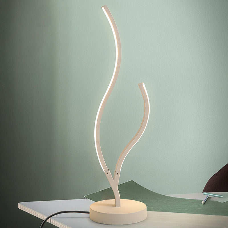Lámpara de mesita de noche LED minimalista con iluminación de tareas con curvas acrílicas en blanco y negro con base de metal circular