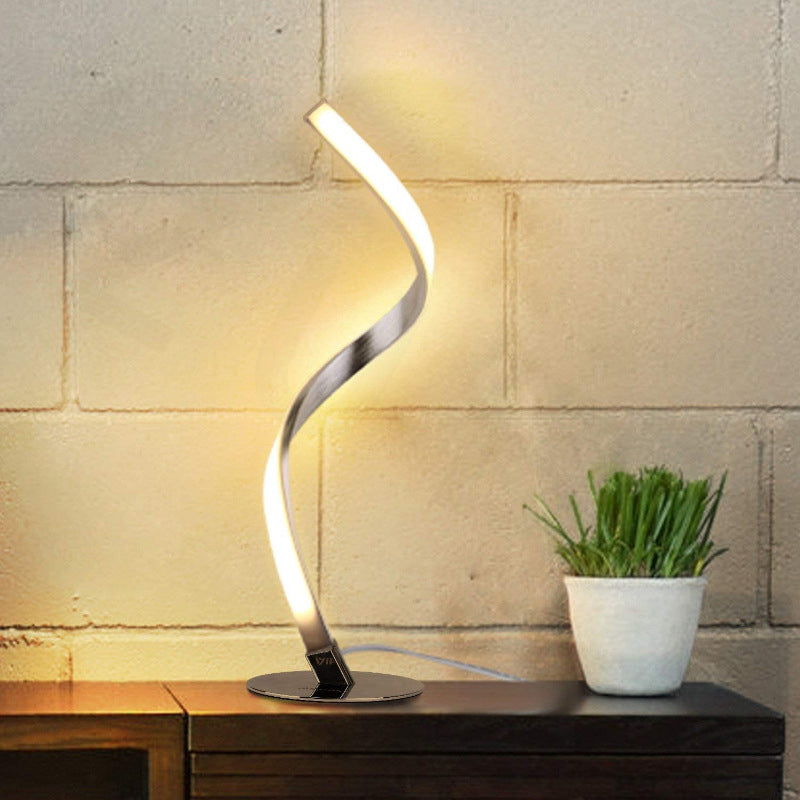 Lámpara de mesa retorcida de metal, luz de mesa lineal de sombra larga para el dormitorio