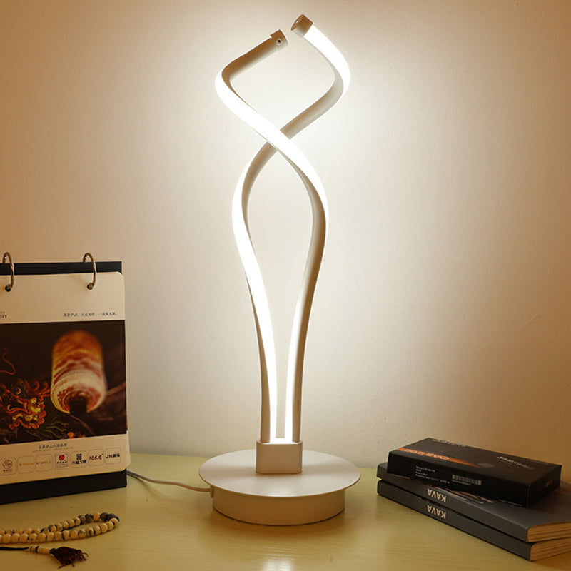 LED minimaliste LED Petite lampe de bureau Éclairage de tâche torsadé noir / blanc avec une teinte acrylique pour la chambre