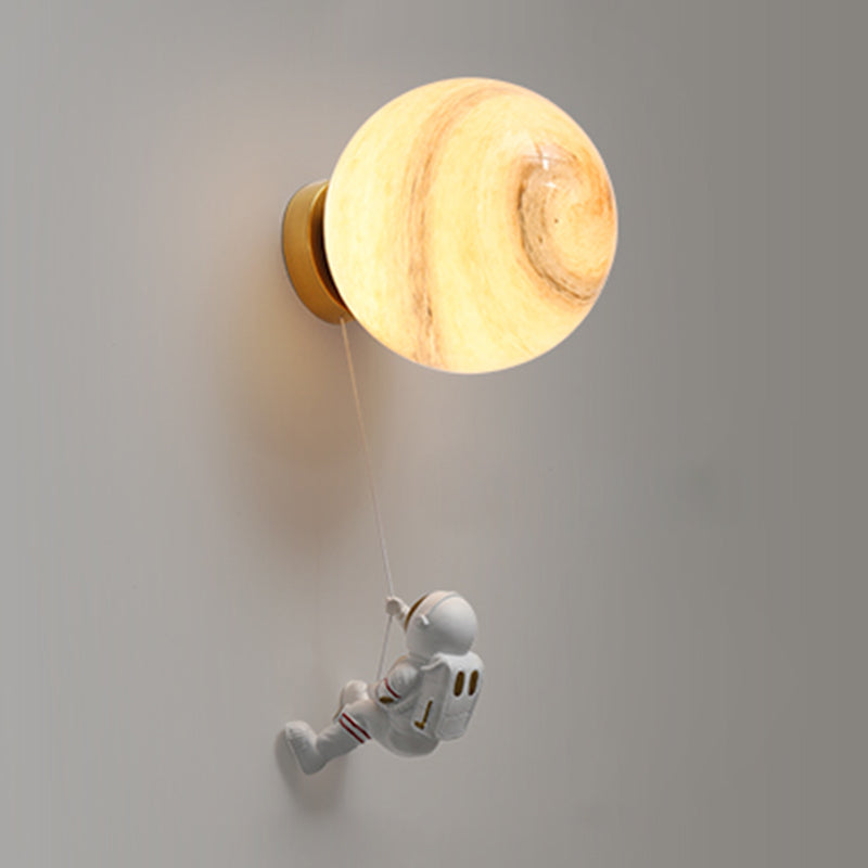 Camera da bambino una lampada da parete con sconde murale