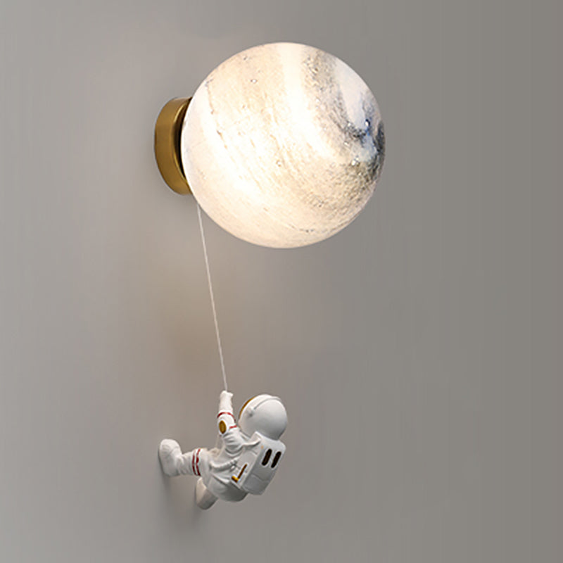 Camera da bambino una lampada da parete con sconde murale