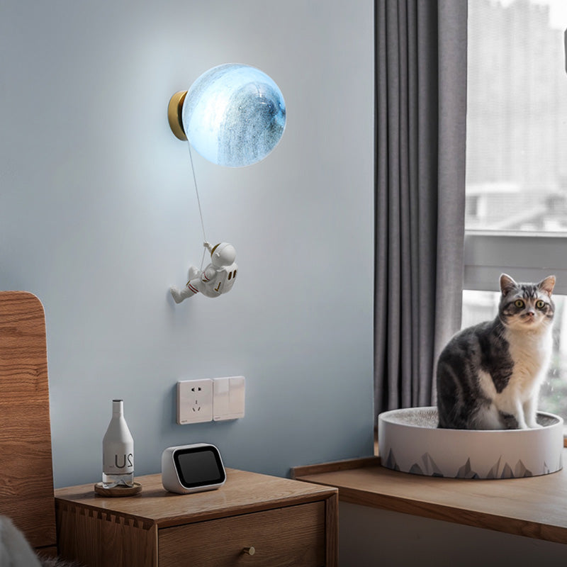 Camera da bambino una lampada da parete con sconde murale