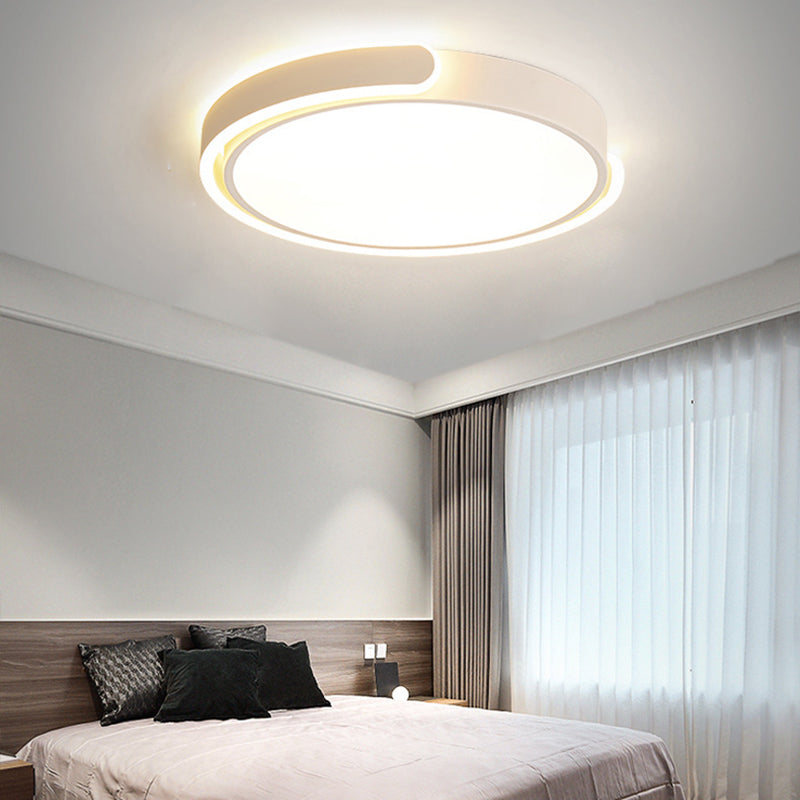 Moderne plafondmontagelamp met ronde acrylkap voor woonkamer