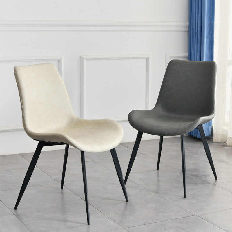 Chaises de salle à manger en simili cuir style contemporain avec 4 pieds finition noire, chaises sans accoudoirs