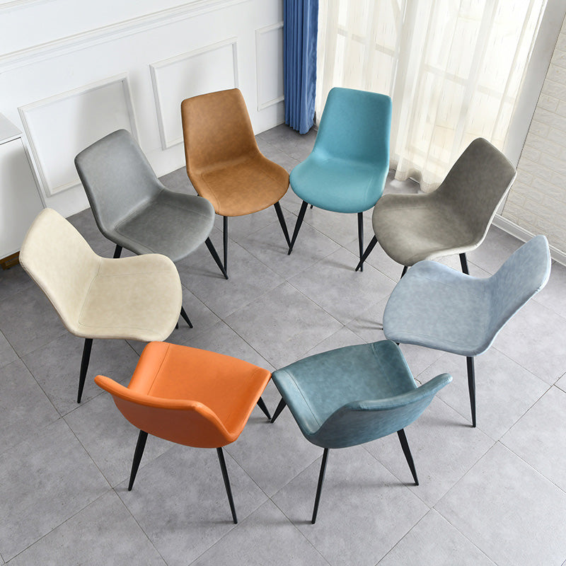 Chaises de salle à manger en simili cuir style contemporain avec 4 pieds finition noire, chaises sans accoudoirs