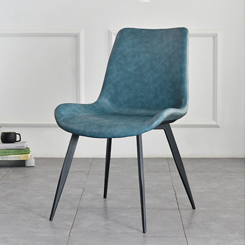 Chaises de salle à manger en simili cuir style contemporain avec 4 pieds finition noire, chaises sans accoudoirs