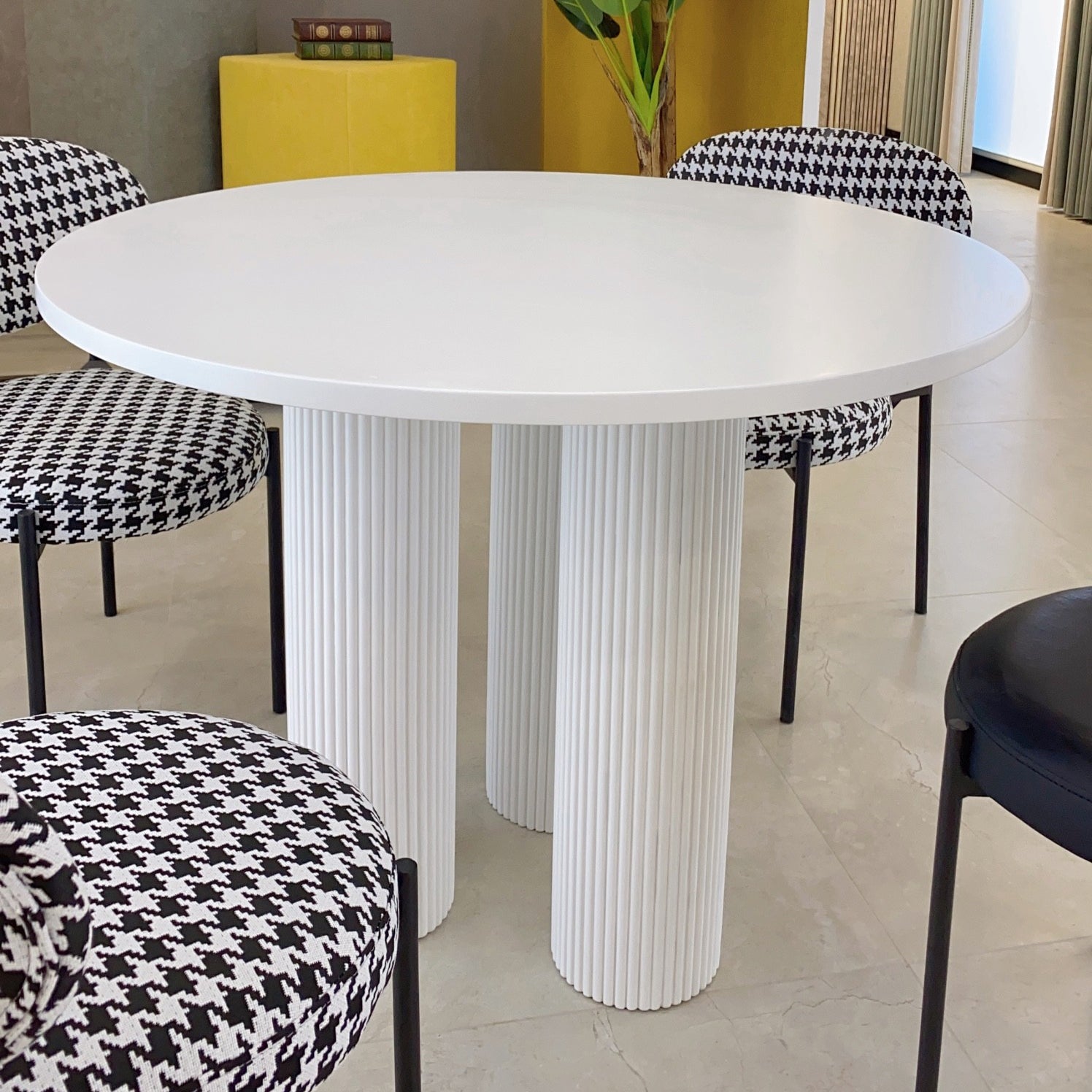 Modern Solid Wood Kitchen Dining Table Round Shape Standard Dining Table with 3 Legs Base