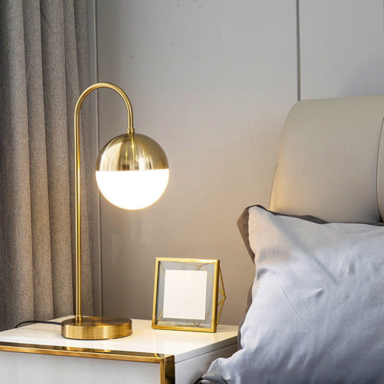 Una lampada da scrivania in metallo in stile decorazione postmoderna leggera per il soggiorno della camera da letto