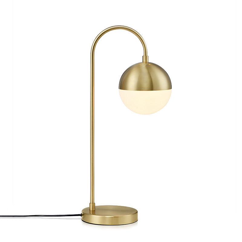 Una lampada da scrivania in metallo in stile decorazione postmoderna leggera per il soggiorno della camera da letto