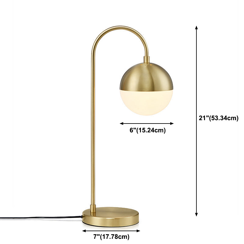 Una lampada da scrivania in metallo in stile decorazione postmoderna leggera per il soggiorno della camera da letto