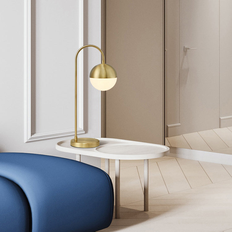 Una lampada da scrivania in metallo in stile decorazione postmoderna leggera per il soggiorno della camera da letto