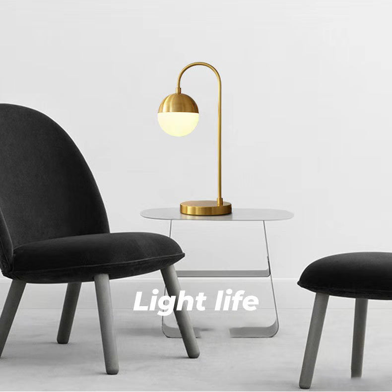 Una lampada da scrivania in metallo in stile decorazione postmoderna leggera per il soggiorno della camera da letto
