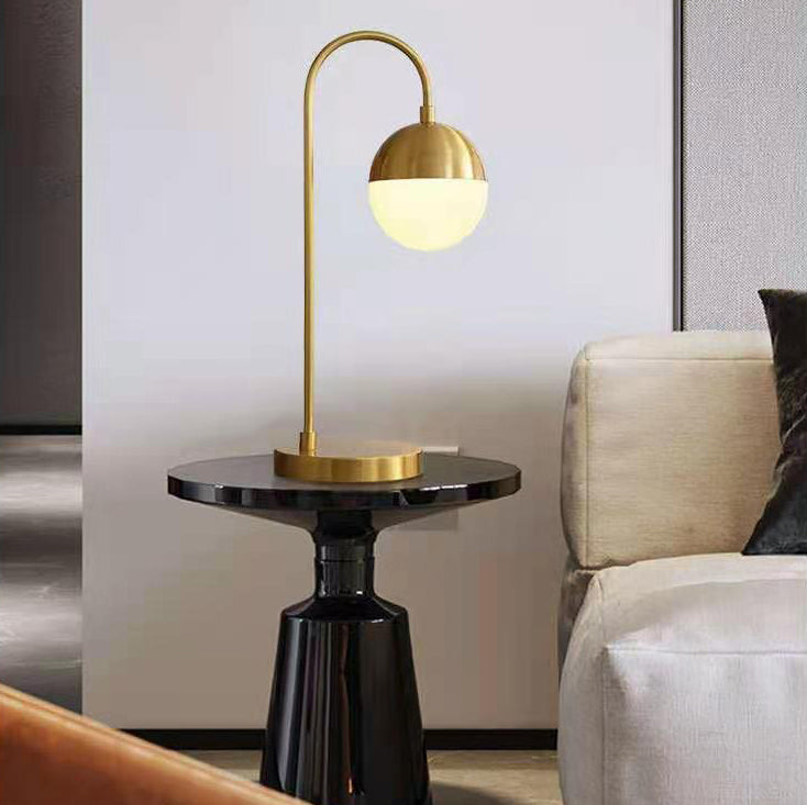 Una lampada da scrivania in metallo in stile decorazione postmoderna leggera per il soggiorno della camera da letto