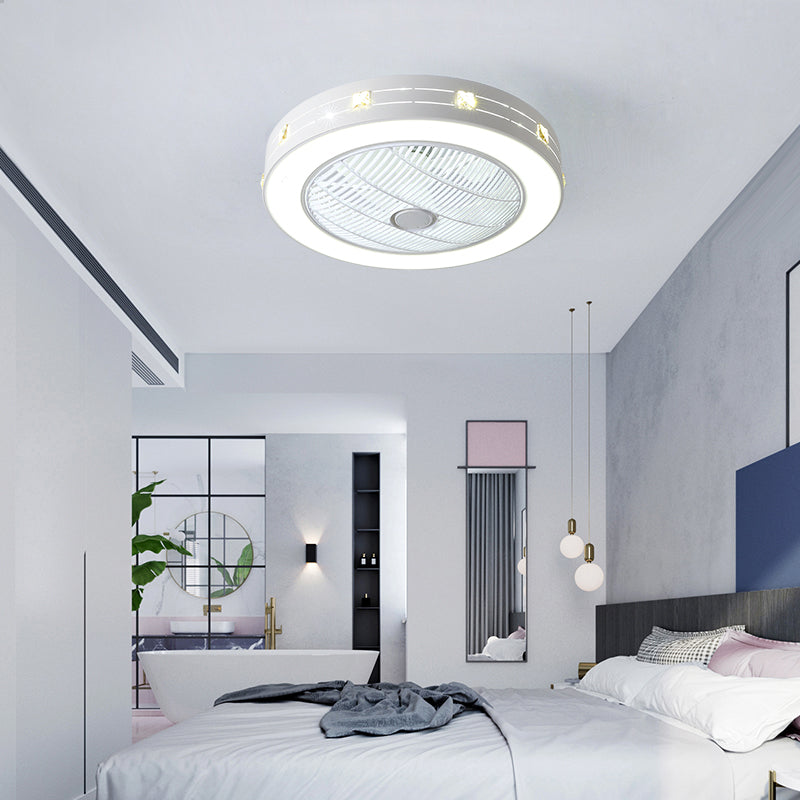 Weiß ausgehöhlter Deckenventilator Nordic Metal LED Runde Halbblüzlicht für Schlafzimmer