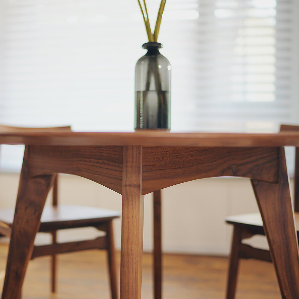 Simplicity Style Round Dining Table Solid Wood Dinner Table with 4 Legs