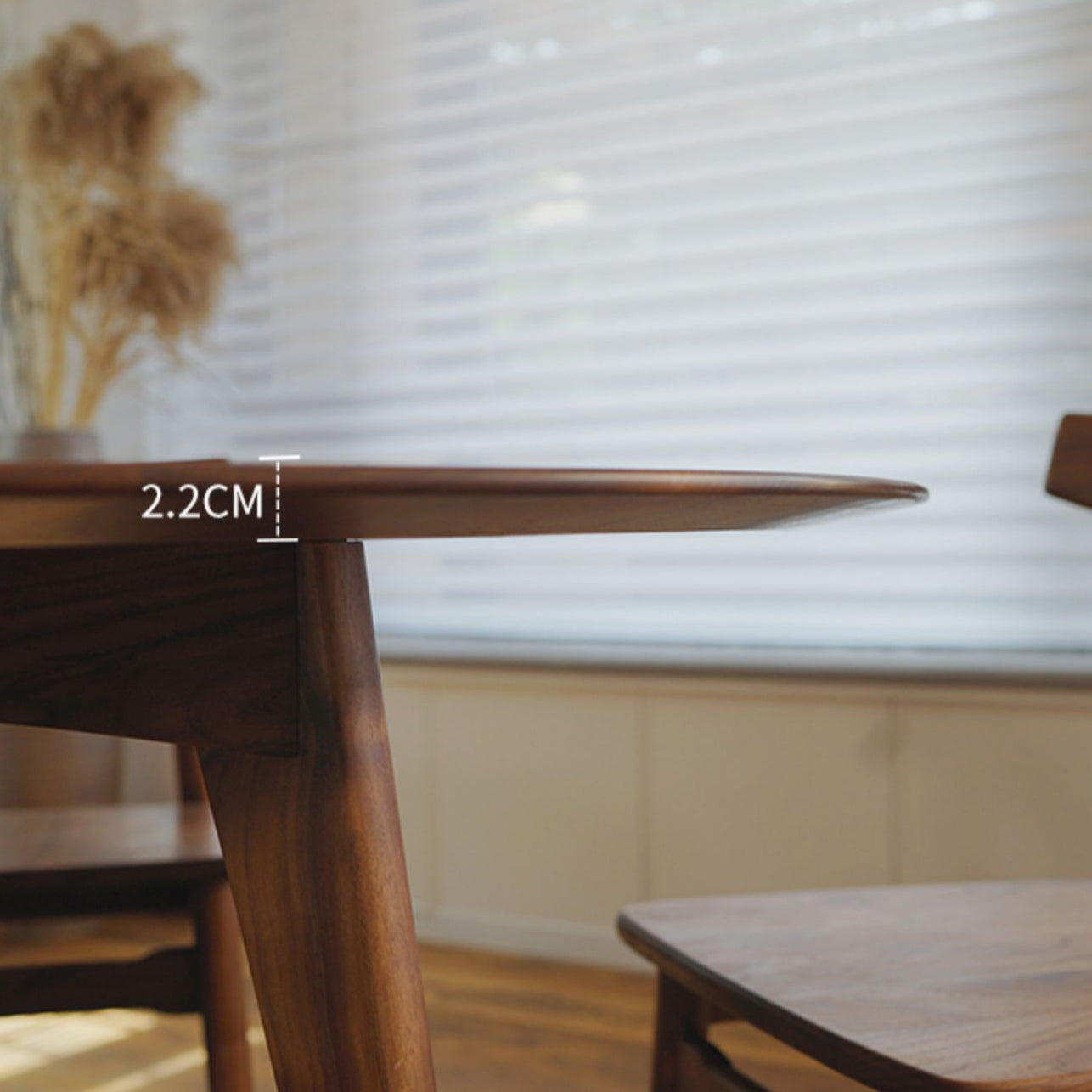 Simplicity Style Round Dining Table Solid Wood Dinner Table with 4 Legs