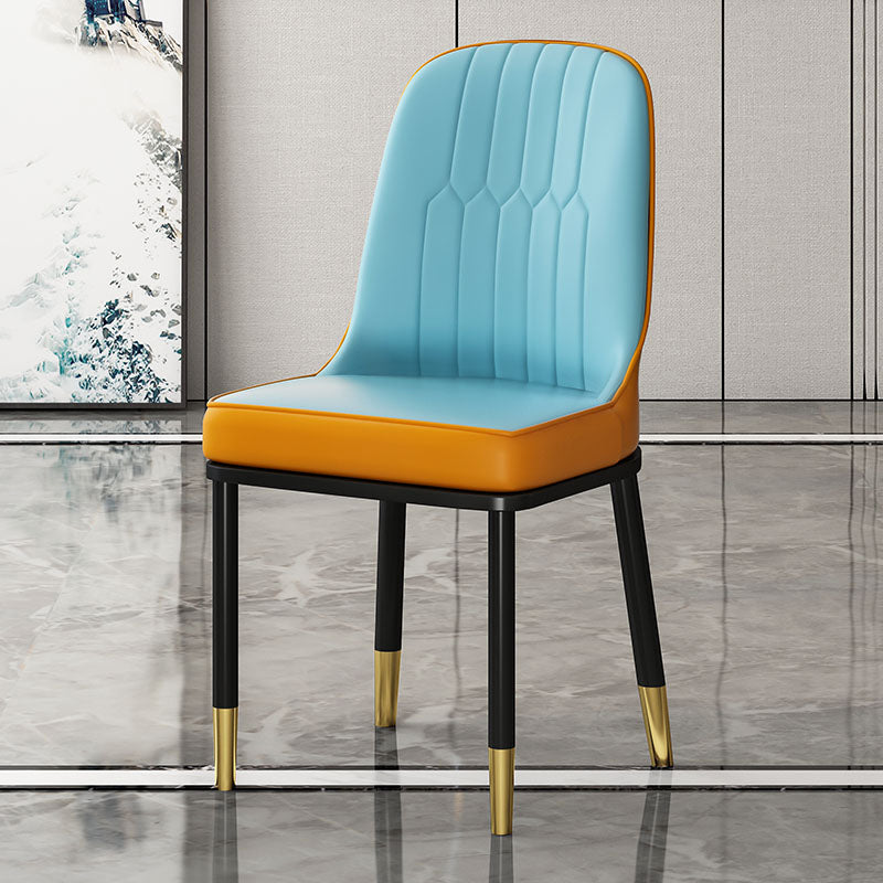 Chaises de salle à manger en métal de style scandinave.