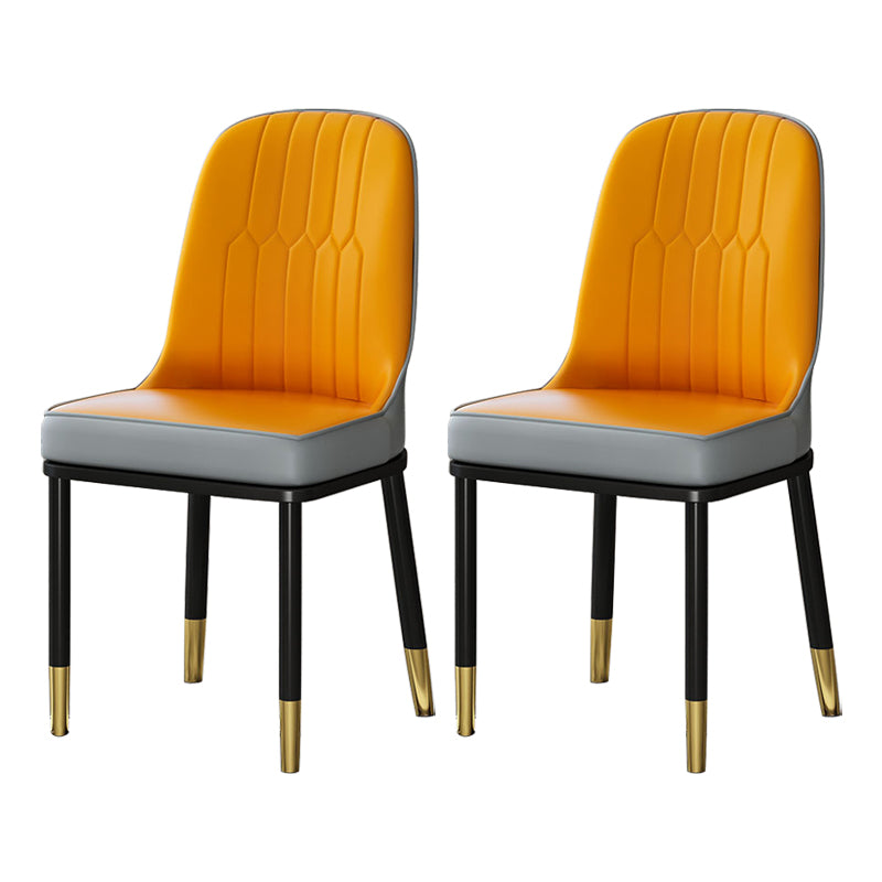 Chaises de salle à manger en métal de style scandinave.