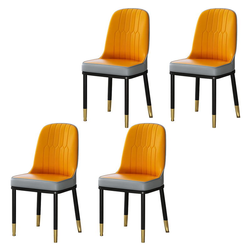 Chaises de salle à manger en métal de style scandinave.