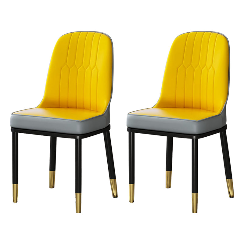Chaises de salle à manger en métal de style scandinave.