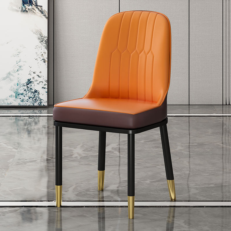 Chaises de salle à manger en métal de style scandinave.