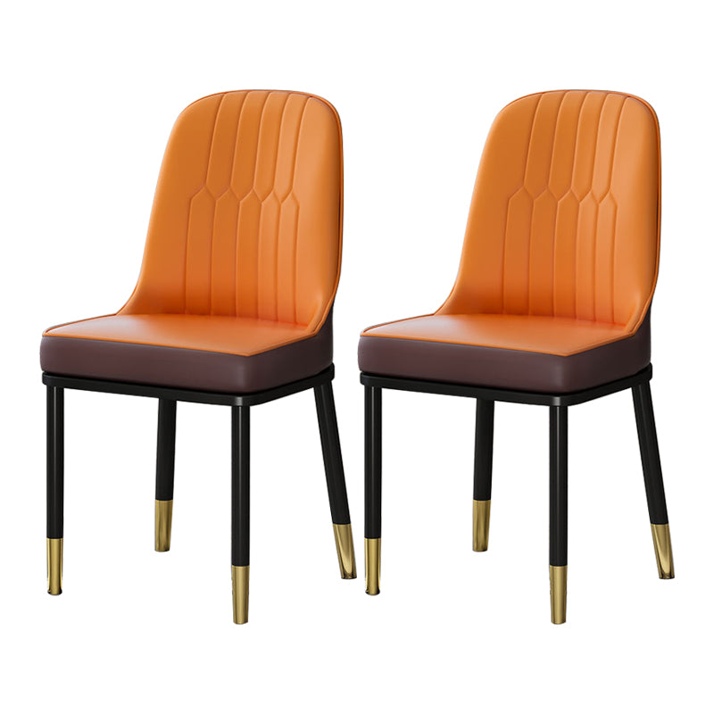 Chaises de salle à manger en métal de style scandinave.