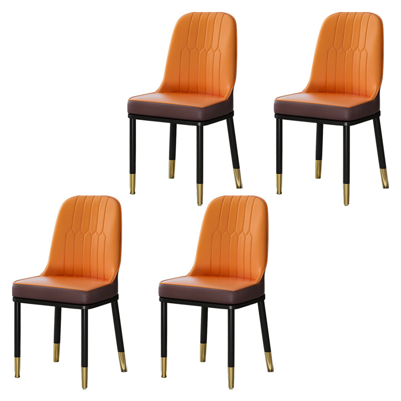 Chaises de salle à manger en métal de style scandinave.