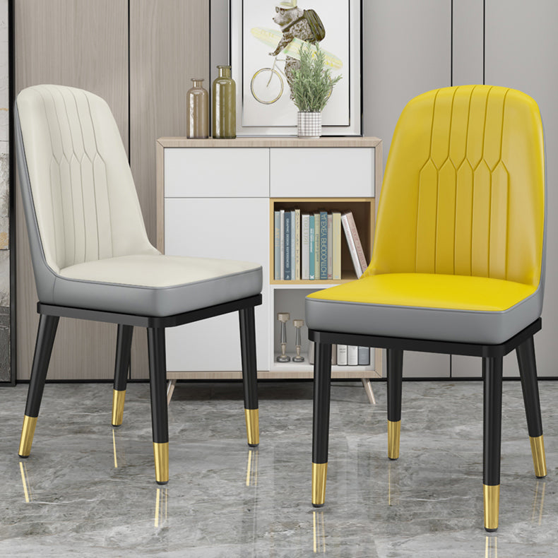 Chaises de salle à manger en métal de style scandinave.
