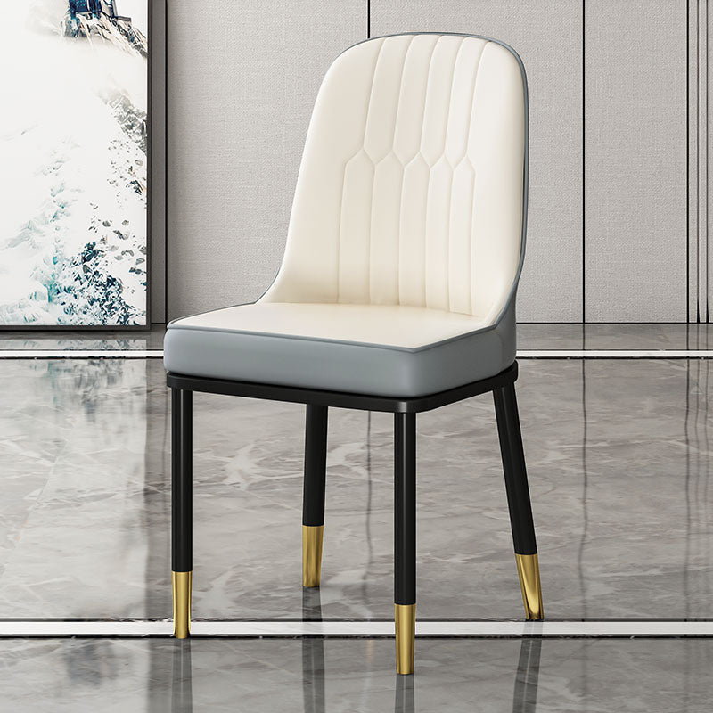 Chaises de salle à manger en métal de style scandinave.