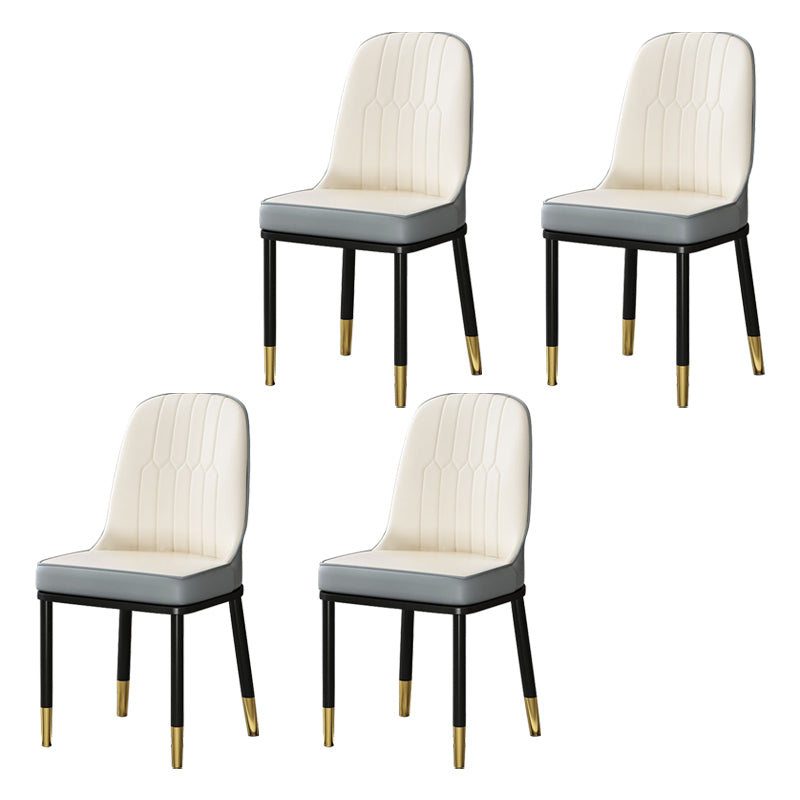 Chaises de salle à manger en métal de style scandinave.