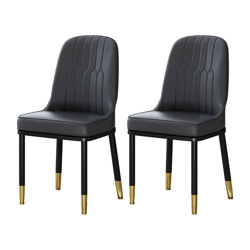 Chaises de salle à manger en métal de style scandinave.