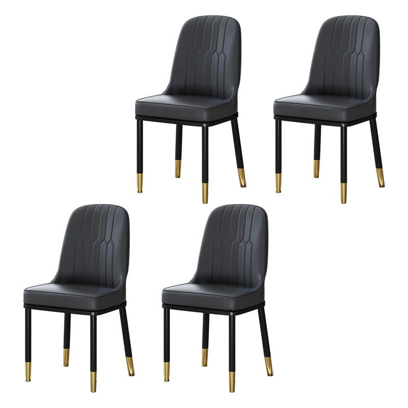 Chaises de salle à manger en métal de style scandinave.