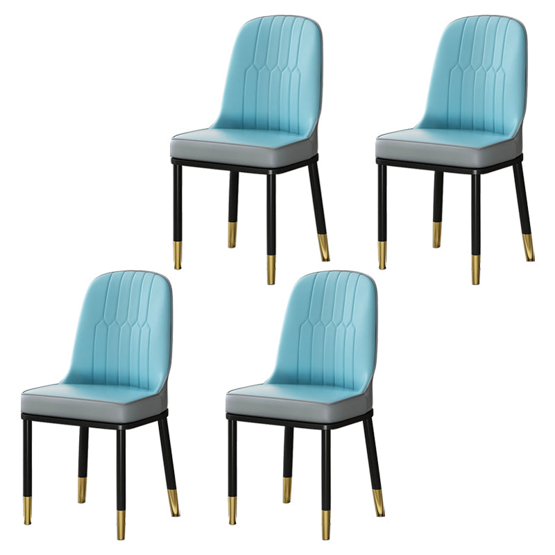 Chaises de salle à manger en métal de style scandinave.