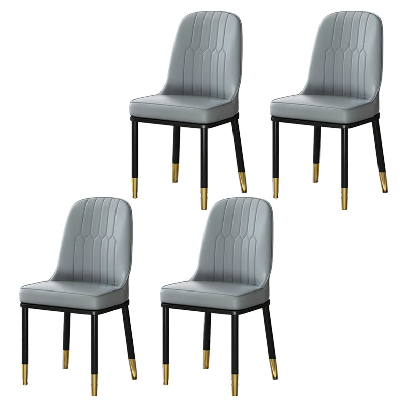 Chaises de salle à manger en métal de style scandinave.