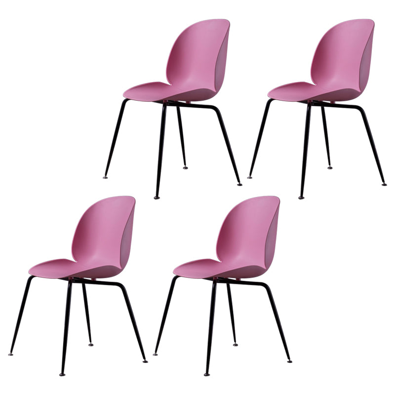 Silla lateral escandinava casera silla de comedor de plástico con patas negras