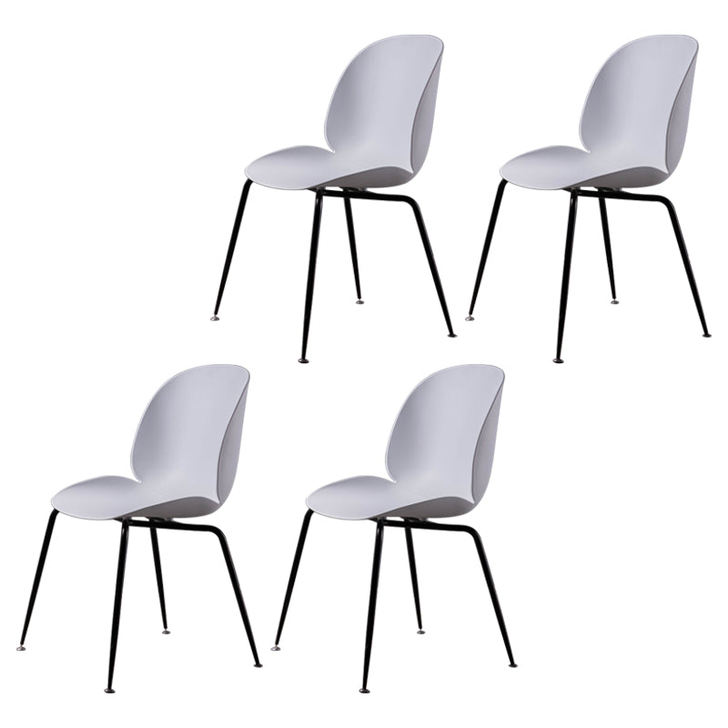 Silla lateral escandinava casera silla de comedor de plástico con patas negras