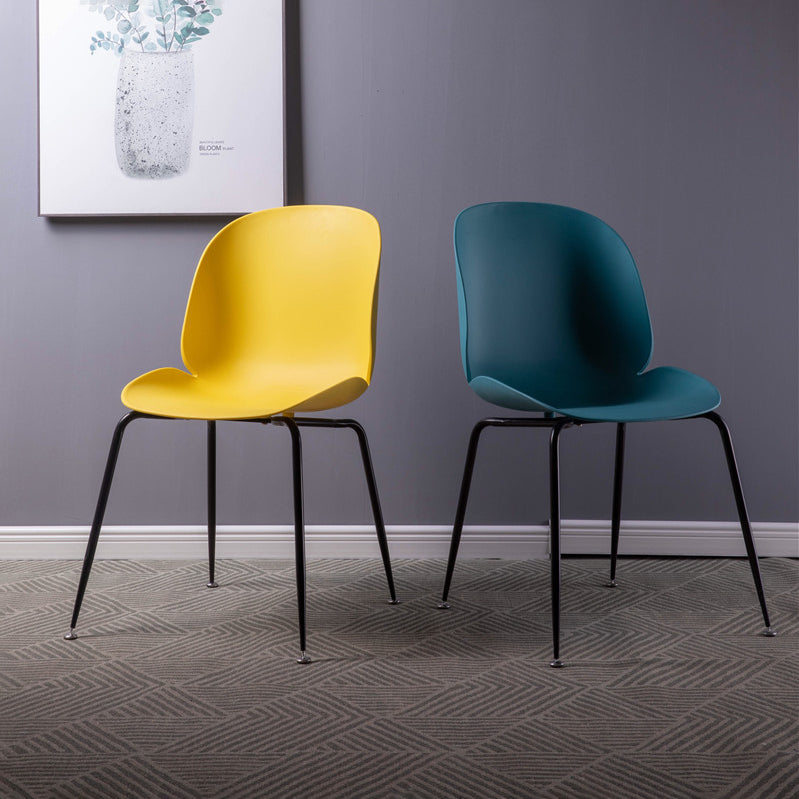 Accueil Chaise latéral scandinave Wingback Plastic Dining Room Danding avec pattes noires