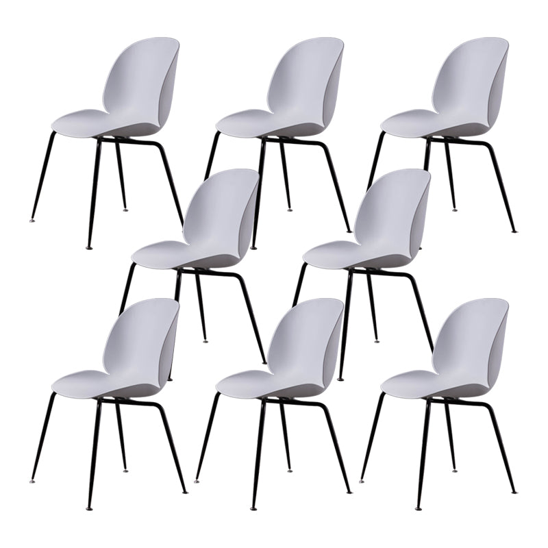 Silla lateral escandinava casera silla de comedor de plástico con patas negras