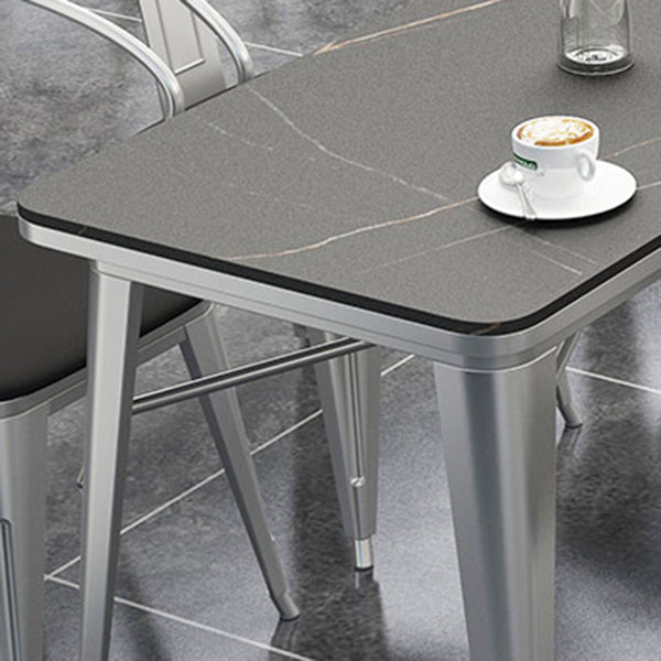 Industriële eetkamertafel Gesinterde stenen tafel met sledeonderstel voor thuiskeukendiner