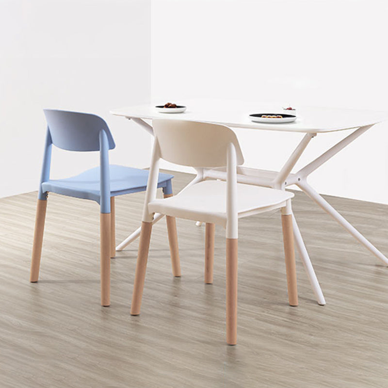Chaises de salle à manger sans bras empilables en plastique ou ouverte la chaise latéral avec des cuisses de bois