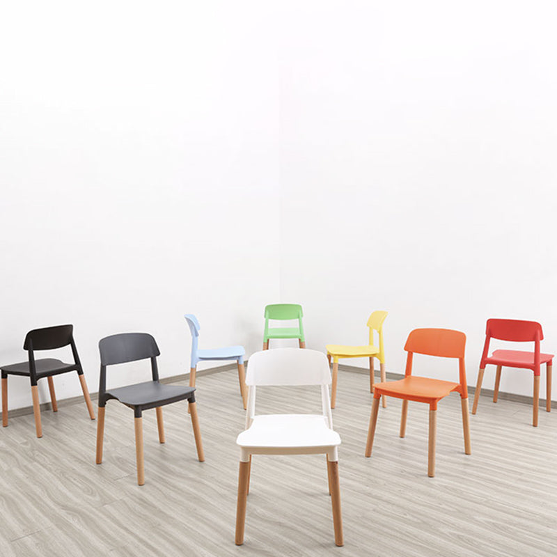 Chaises de salle à manger sans bras empilables en plastique ou ouverte la chaise latéral avec des cuisses de bois