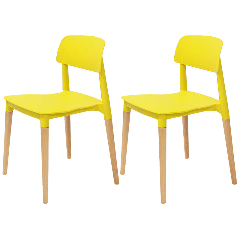Chaises de salle à manger sans bras empilables en plastique ou ouverte la chaise latéral avec des cuisses de bois