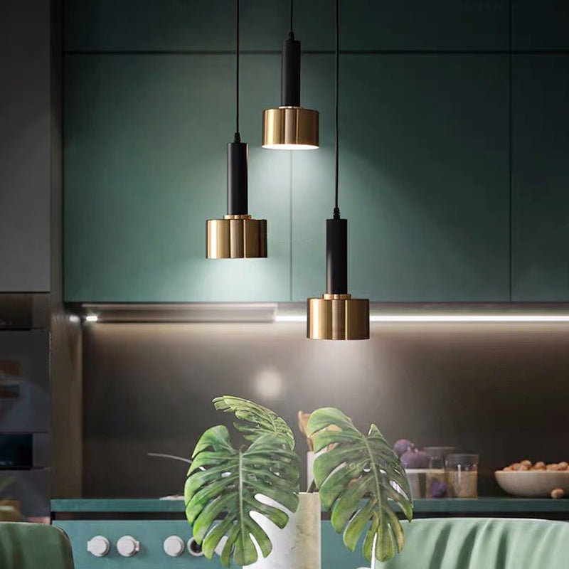 Luce a sospensione in cilindroide nera e oro in ferro battuto in ferro di lusso moderno