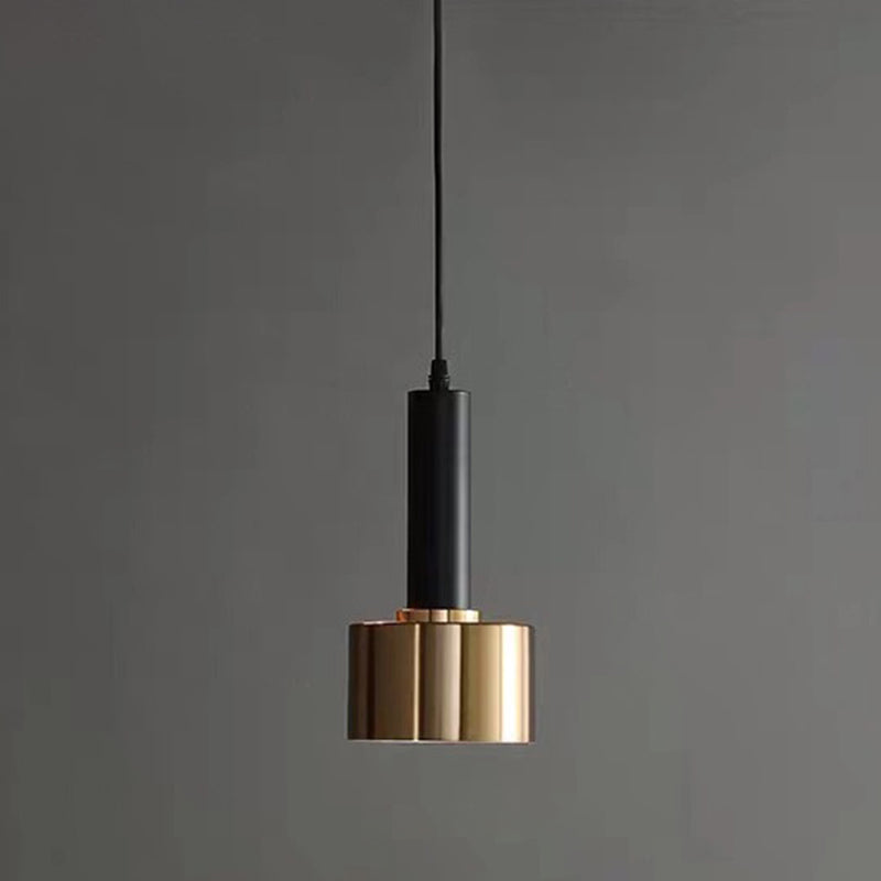 Luce a sospensione in cilindroide nera e oro in ferro battuto in ferro di lusso moderno