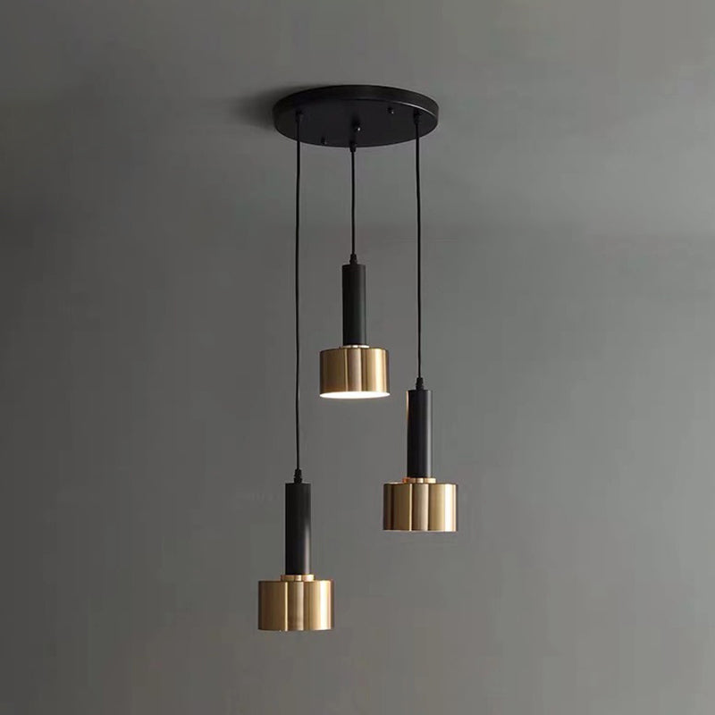 Luce a sospensione in cilindroide nera e oro in ferro battuto in ferro di lusso moderno