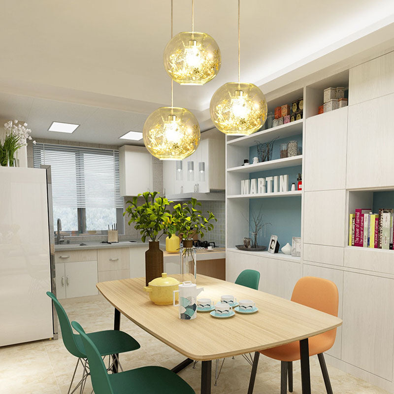 Un capestro a basso globo appeso vetro trasparente moderno ciondolo di illuminazione moderna