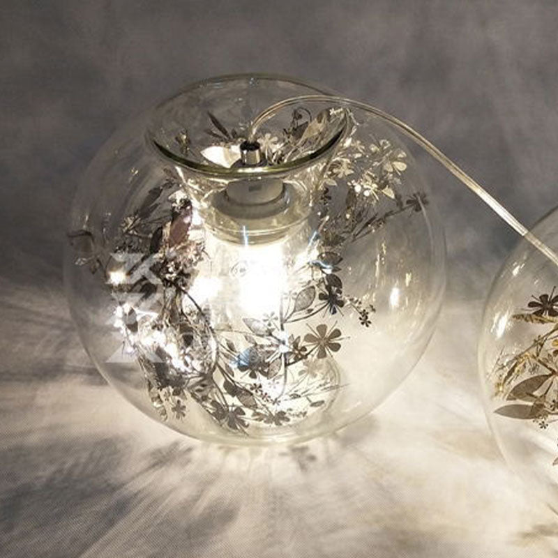 Un capestro a basso globo appeso vetro trasparente moderno ciondolo di illuminazione moderna