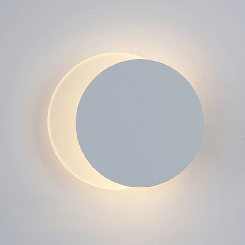 Schlafzimmer mit einer Kopfwand nach Metall postmoderne Wand montiertes Leuchte