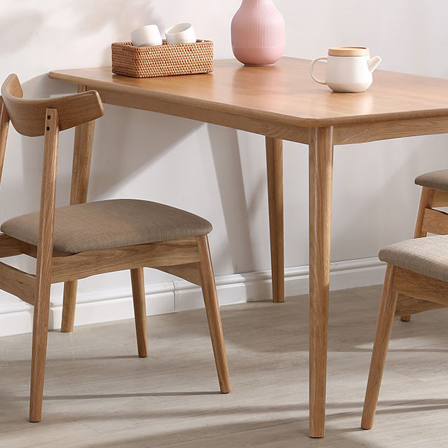 Eenvoudige bruine standaard eettafel vaste houten rechthoek eettafel met 4 potenbasis