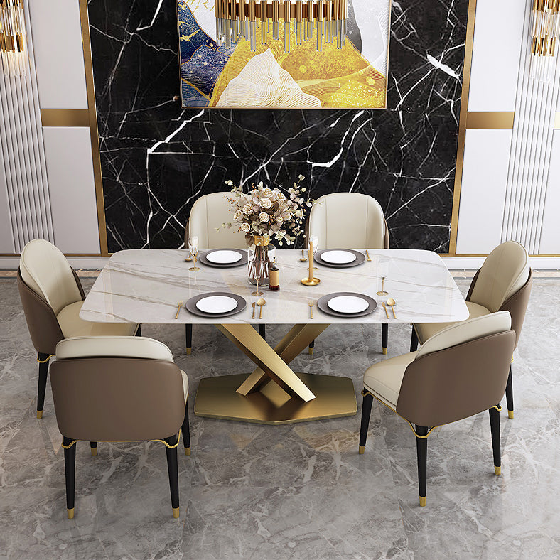 Mesa rectangular de piedra sinterizada con base de pedestal de metal dorado